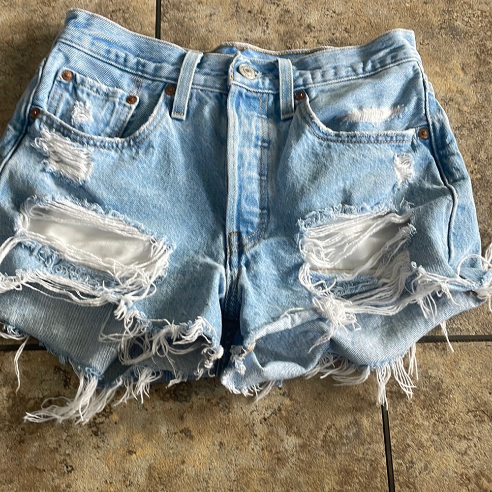 501 Levi’s distressed button fly shorts size 26